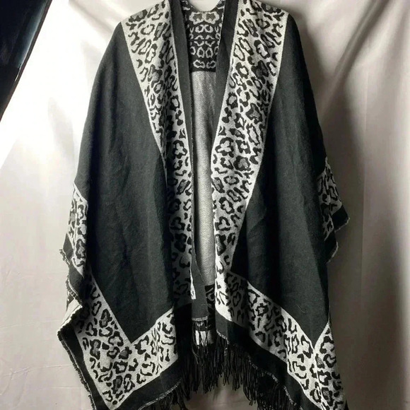 UNBRANDED WOMENS ONE SIZE FITES MOST OVERSIZED WRAP BLACK WITH GRAY ANIMAL PRINT - Picture 2 of 7